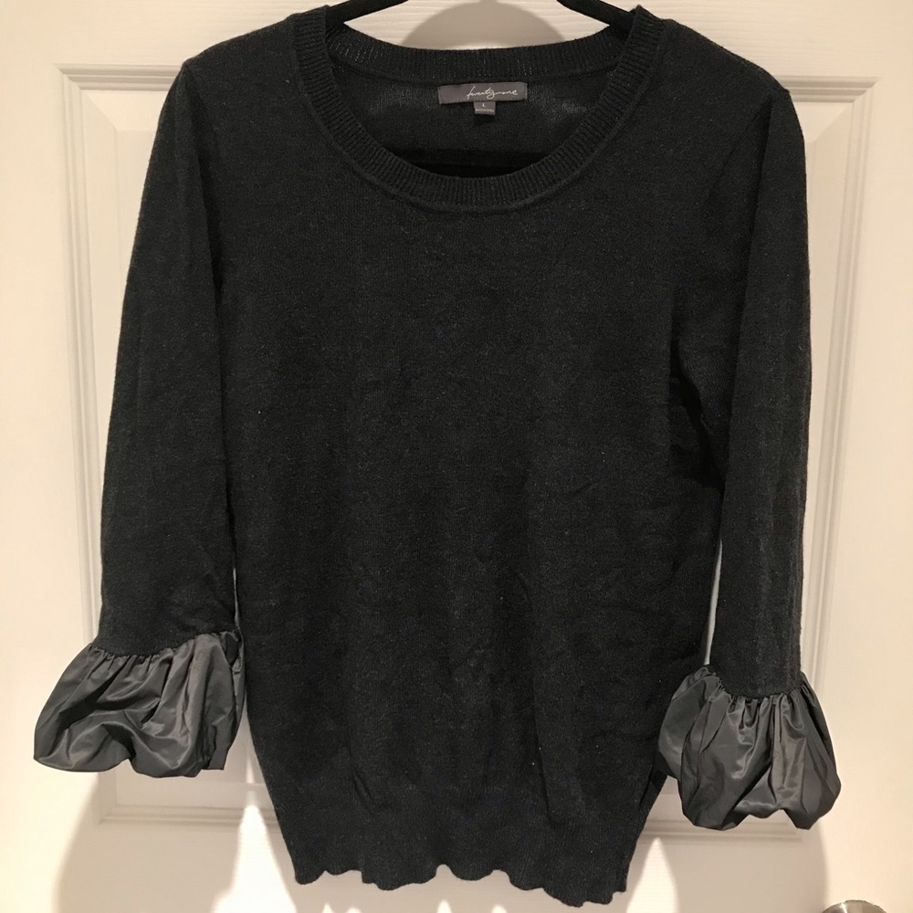 Gray sweater with puff on 3/4 sleeve
